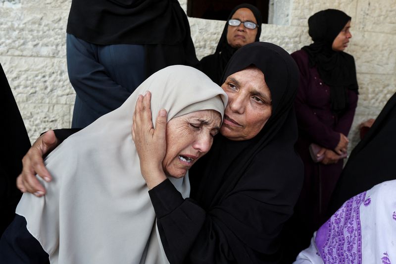 © Reuters. Mourners react during the funeral of Palestinians killed in Israeli strikes, amid the Israel-Hamas conflict, at Al-Aqsa Martyrs hospital in Deir Al-Balah in the central Gaza Strip, August 27, 2024. REUTERS/Ramadan Abed