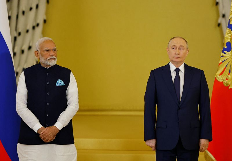 © Reuters. FILE PHOTO: Russia's President Vladimir Putin and India's Prime Minister Narendra Modi attend an awarding ceremony at the Kremlin in Moscow, Russia July 9, 2024. REUTERS/Evgenia Novozhenina/File Photo