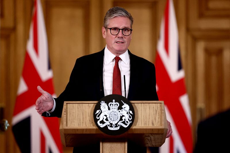 &copy; Reuters. FILE PHOTO: Britain's Prime Minister Keir Starmer delivers a speech during a press conference, following clashes after the Southport stabbing, at 10 Downing street in central London, Britain, August 1, 2024. Henry Nicholls/Pool via REUTERS/File Photo