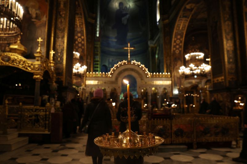 © Reuters. FILE PHOTO: People attend early morning Ukrainian Orthodox Church services, as Russia’s attack on Ukraine continues, at St Volodymyr's Cathedral in Kyiv, Ukraine, December 4, 2022. REUTERS/Shannon Stapleton/File Photo