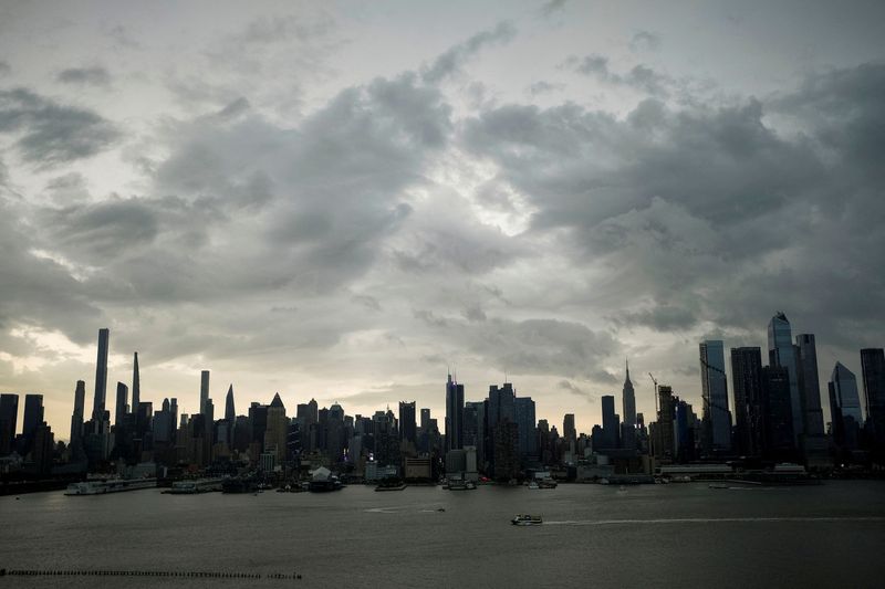 © Reuters. FILE PHOTO: Rain clouds cover the skyline of Manhattan. May 27, 2022.  REUTERS/Eduardo Munoz/File Photo