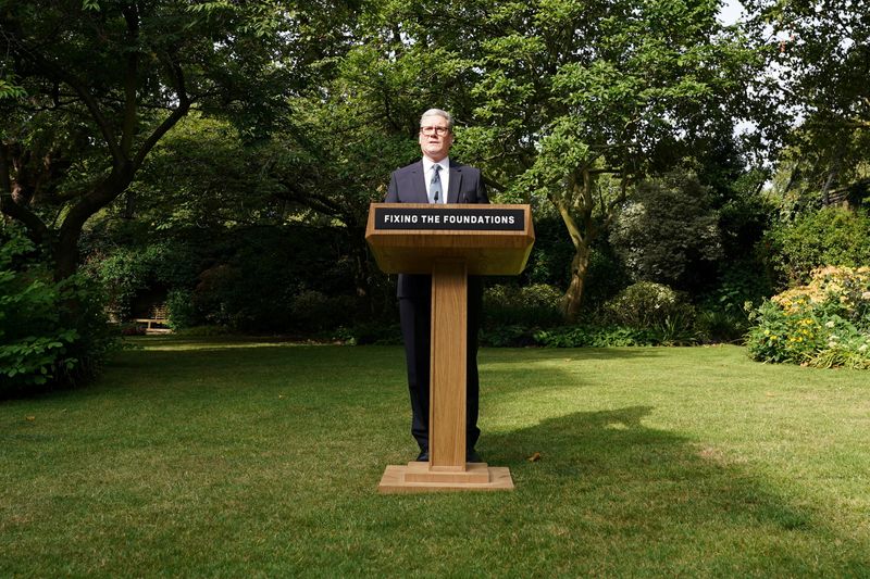 © Reuters. British Prime Minister Keir Starmer speaks during his speech and press conference in the Rose Garden at 10 Downing Street, London, Britain. Picture date: Tuesday August 27, 2024. Stefan Rousseau/Pool via REUTERS