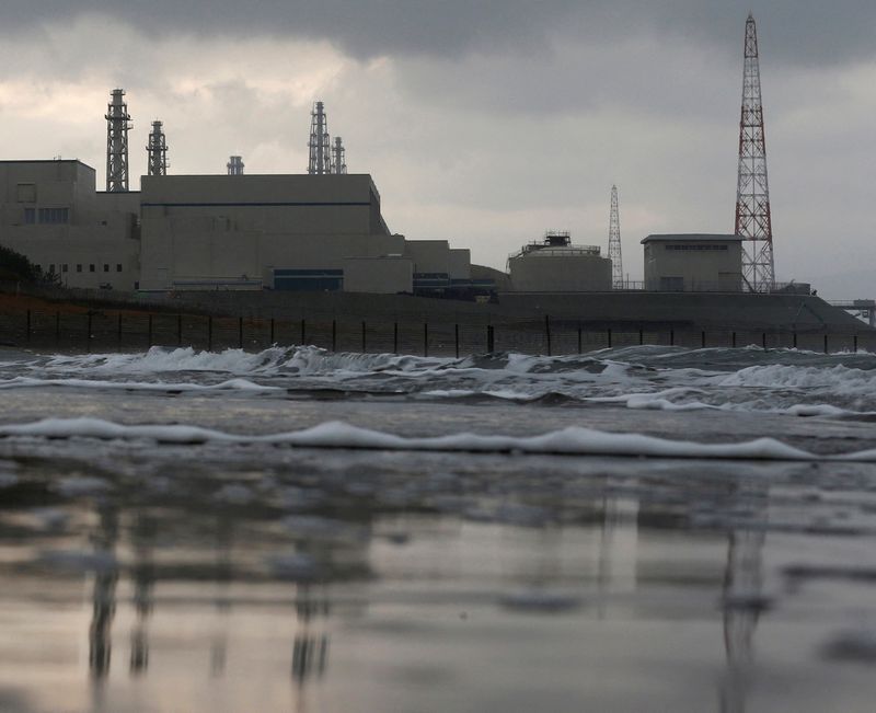 © Reuters. FILE PHOTO: Tokyo Electric Power Co.'s Kashiwazaki Kariwa nuclear power plant. (TEPCO), which is the world's largest, is seen from the seaside in Kashiwazaki November 12, 2012. REUTERS/Kim Kyung-Hoon/File Photo