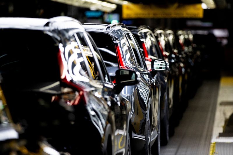 © Reuters. FILE PHOTO: Vehicles move along the assembly line as Honda announces plans to build electric vehicles and their parts in Ontario with financial support from the Canadian and provincial governments, at their automotive assembly plant in Alliston, Ontario, Canada, April 25, 2024. REUTERS/Carlos Osorio/File Photo