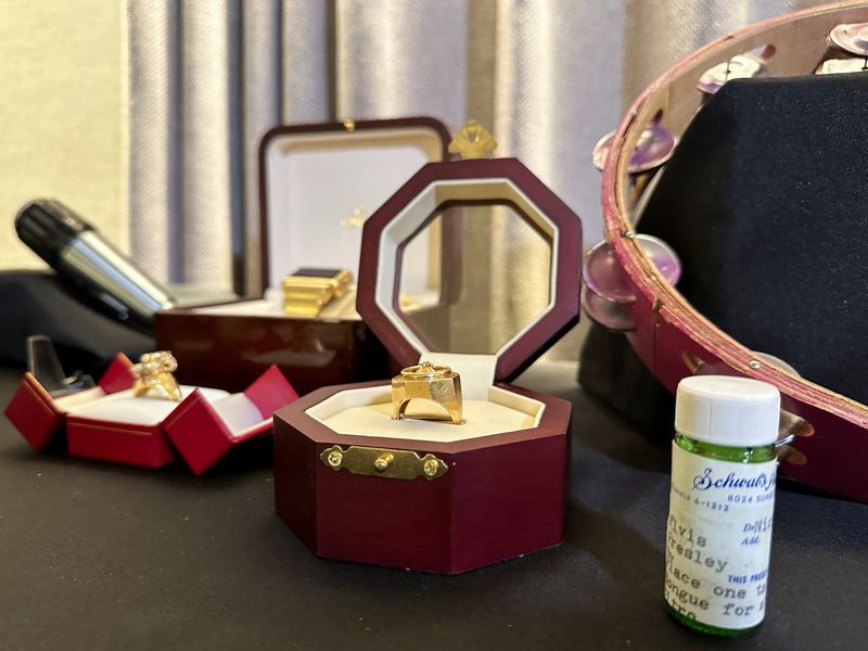 © Reuters. Elvis Presley's jewelry and pill bottle are displayed ahead of Artifacts of Hollywood & Music sale by GWS Auctions, in New York City, New York, U.S. August 26, 2024. REUTERS/Christine Kiernan