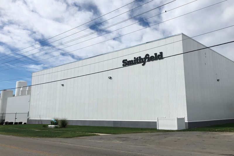 &copy; Reuters. FILE PHOTO: Smithfield Foods' hog slaughterhouse is seen in Smithfield, Virginia, U.S. October 17, 2019. REUTERS/Tom Polansek/File Photo