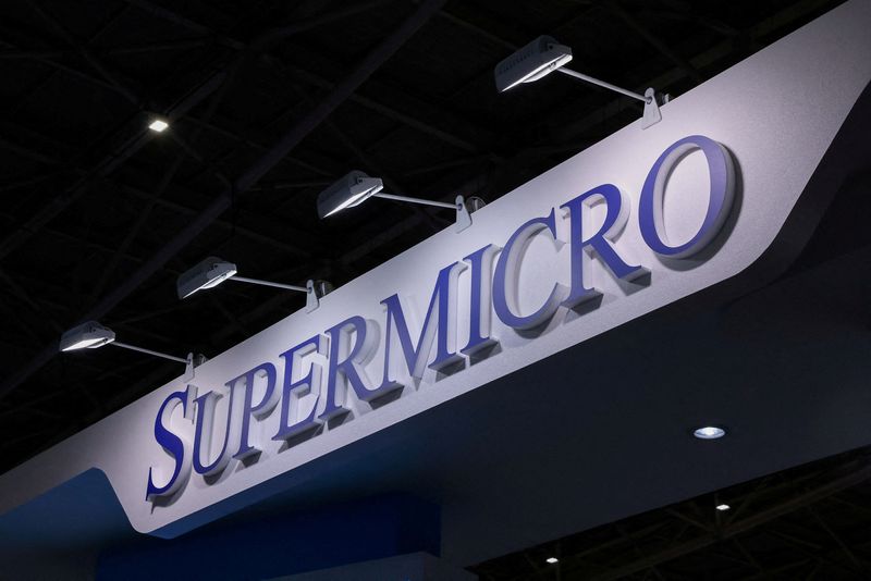 © Reuters. FILE PHOTO: Super Micro Computer logo is pictured at COMPUTEX Taipei, one of the world's largest computer and technology trade shows, in Taipei, Taiwan May 30, 2023. REUTERS/Ann Wang/File Photo