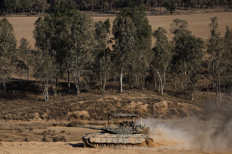 &copy; Reuters. Un carro armato israeliano manovra vicino al confine tra Israele e Gaza, nel corso del conflitto tra Israele e Hamas, 26 agosto 2024. REUTERS/Amir Cohen/File Photo