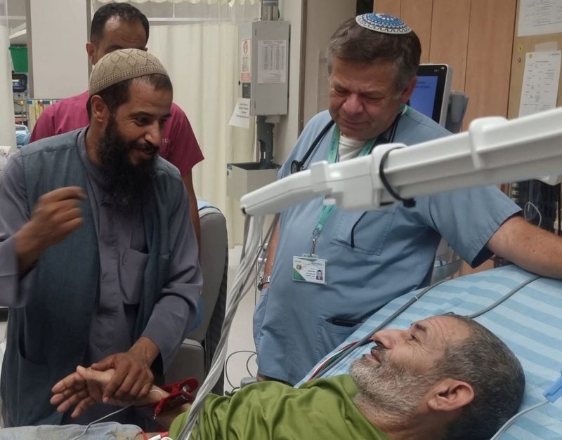 © Reuters. Qaid Farhan Alkadi, a Bedouin Israeli hostage who was kidnapped in the deadly October 7 Hamas attack, is greeted by a loved one after being rescued by Israeli forces at Soroka Medical Center in Beersheba, Israel, in this handout photo from August 27, 2024. Courtesy of Soroka Medical Center/Handout via REUTERS