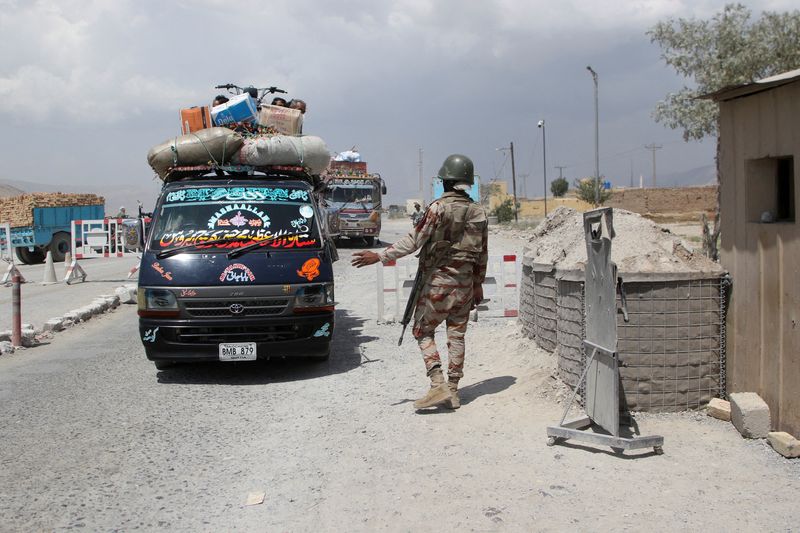 © Reuters. A paramilitary soldier stops and checks passenger vehicles at a security check post, a day after separatist militants conducted deadly attacks, on the outskirts of Quetta, Pakistan August 27, 2024. REUTERS/Naseer Ahmed