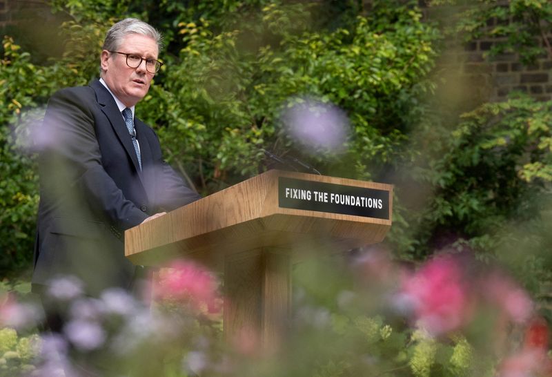 &copy; Reuters. Primeiro-ministro do Reino Unido, Keir Starmer, discursa no Jardim de Rosas da residência oficial de Downing Street, em Londresn27/08/2024 Stefan Rousseau/Pool via REUTERS