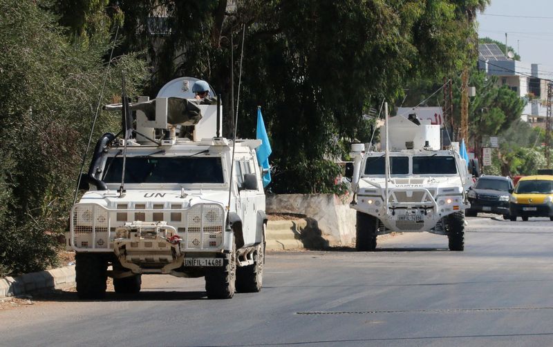 &copy; Reuters. Veículos da força de paz da ONU no Líbano, Unifil, estacionados em Marjayoun, perto da fronteira com Israel no sul do Líbanon09/08/2024 REUTERS/Karamallah Daher