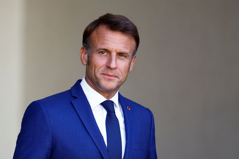 © Reuters. French President Emmanuel Macron waits for the arrival of a guest at the Elysee Palace in Paris, France, August 27, 2024. REUTERS/Sarah Meyssonnier