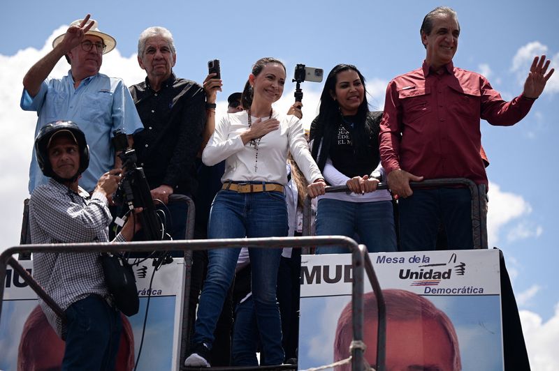 © Reuters. Venezuelan opposition leader Maria Corina Machado leads a march amid the disputed presidential election, in Caracas, Venezuela, August 17, 2024. REUTERS/Gaby Oraa/File Photo