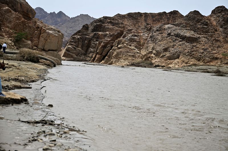 © Reuters. Flood water is visible, with the Red Sea mountains visible in the background, in Port Sudan, Sudan, August 27, 2024. REUTERS/Abrahim Mohammed Ishac