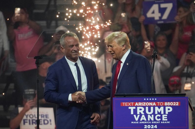 &copy; Reuters. Republican presidential nominee and former U.S. President Donald Trump shakes hands with former independent presidential candidate Robert F. Kennedy Jr. during a rally in Glendale, Arizona, U.S., August 23, 2024. REUTERS/Go Nakamura