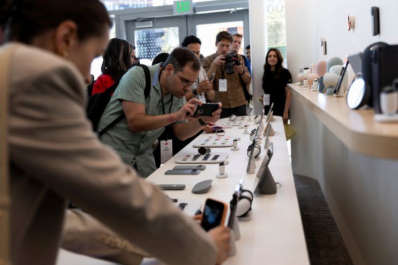 &copy; Reuters. Content creators and guests take photos of thew new line of products launched by Google at their Made by Google event in Mountain View, California, U.S. August 13, 2024.  REUTERS/Manuel Orbegozo/ File Photo