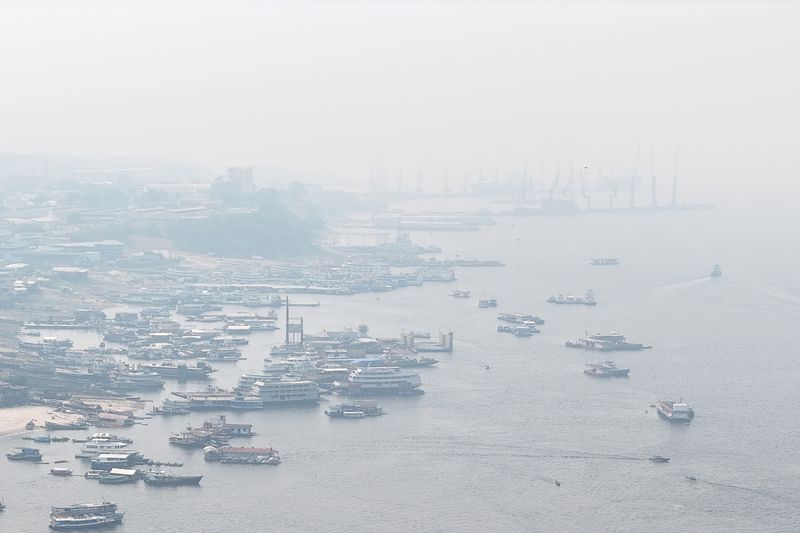 © Reuters. A drone view shows a smokey landscape over Manaus due to the forestal fires in the Amazon, Amazonas state, Brazil,  August 27, 2024.  REUTERS/Bruno Kelly