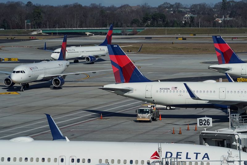 © Reuters. FILE PHOTO: Delta Air Lines jets are seen on a taxiway at Hartsfield-Jackson Atlanta International Airport in Atlanta, Georgia, U.S. December 22, 2021. REUTERS/Elijah Nouvelage/File Photo