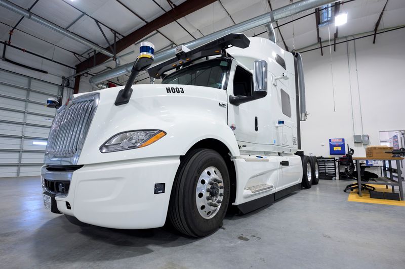 © Reuters. FILE PHOTO: An AV truck is parked at a TuSimple facility at AllianceTexas, a 27,000-acre business complex with some of the nation's largest freight operations, in Fort Worth, Texas, US, May 18 2022. REUTERS/Cooper Neill/File Photo