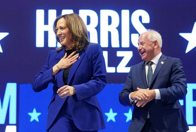 &copy; Reuters. FILE PHOTO: U.S. Vice President and Democratic presidential candidate Kamala Harris and her running mate Minnesota Governor Tim Walz attend a campaign rally in Milwaukee, Wisconsin, U.S., August 20, 2024. REUTERS/Kevin Lamarque/File Photo