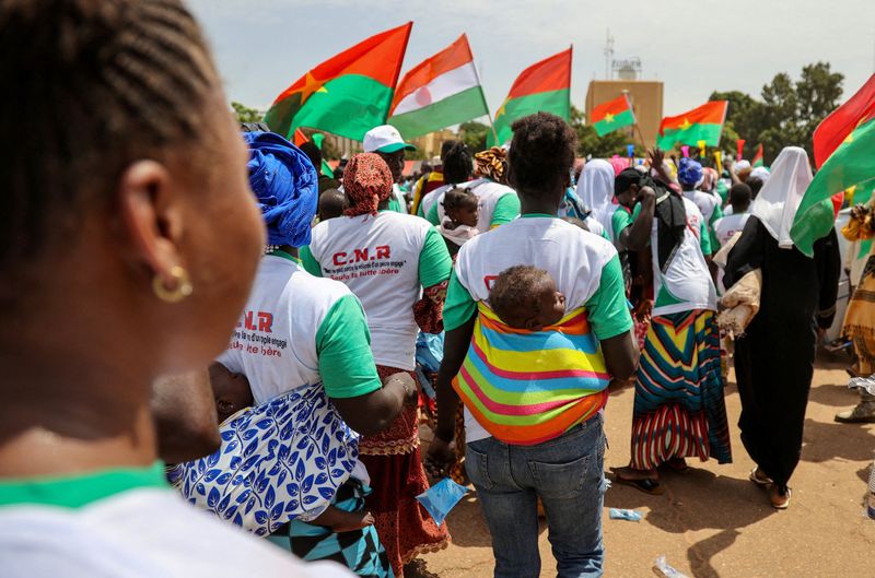 © Reuters. FILE PHOTO: Supporters of Burkina Faso's junta attend a rally to mark the one-year anniversary of the coup that brought Captain Ibrahim Traore to power in Ouagadougou, Burkina Faso September 29, 2023.REUTERS/ Yempabou Ouoba/File Photo