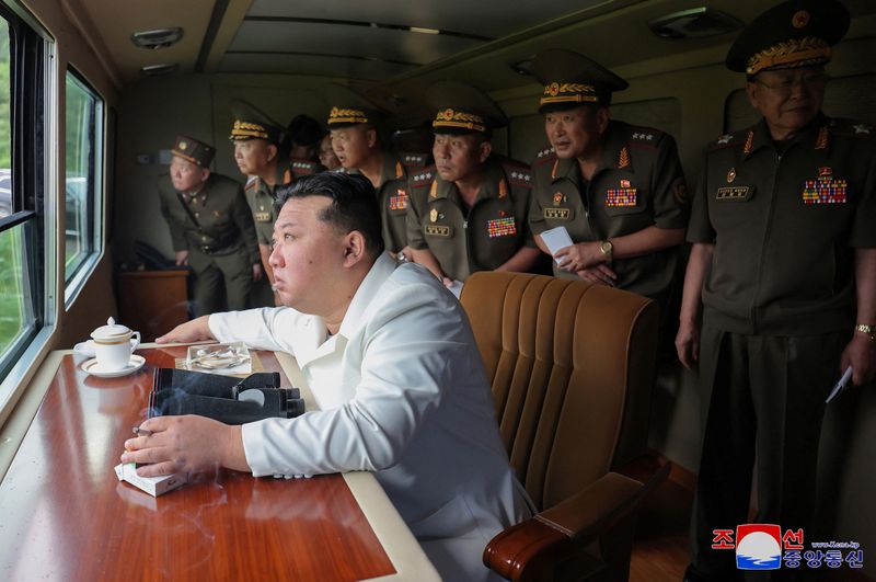 &copy; Reuters. Líder da Coreia do Norte, Kim Jong Un, participa de teste de mísseisn27/08/2024nKCNA via REUTERS