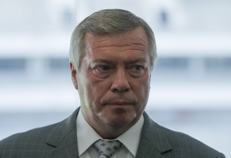 &copy; Reuters. FILE PHOTO: Governor of Rostov Region Vasily Golubev speaks with journalists at Rostov Arena, Russia August 21, 2017. REUTERS/Maxim Shemetov/File Photo