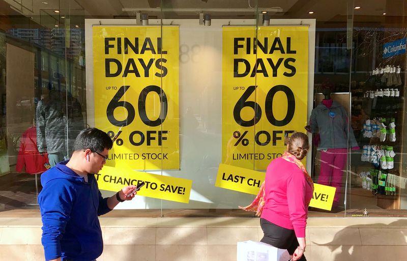 © Reuters. FILE PHOTO: Shoppers walk past sales signs on display in the window of a retail store at a shopping mall in Sydney, Australia, September 4, 2018. Picture taken September 4, 2018. REUTERS/David Gray/File Photo