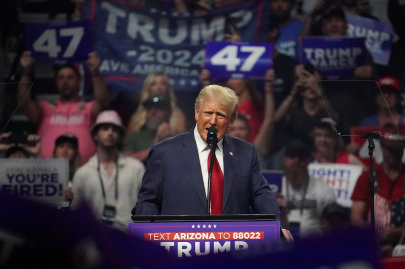 &copy; Reuters. FILE PHOTO: Republican presidential nominee and former U.S. President Donald Trump speaks at a rally in Glendale, Arizona, U.S., August 23, 2024. REUTERS/Go Nakamura/File Photo