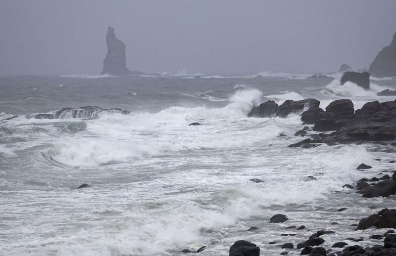 © Reuters. High waves are observed along the shore as Typhoon Shanshan approaches southwestern Japan in Makurazaki, Kagoshima Prefecture, Japan August 28, 2024, in this photo taken by Kyodo. Mandatory credit Kyodo/via REUTERS 