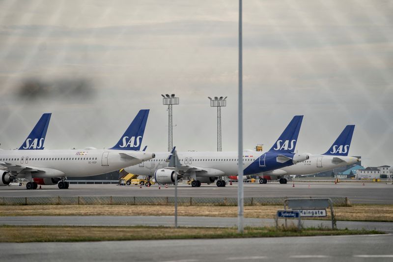 © Reuters. SAS aircrafts are parked on the ground during a pilot strike at Copenhagen Airport, Denmark July 18, 2022. Ritzau Scanpix/Liselotte Sabroe via REUTERS/File Photo