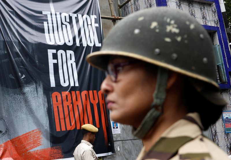 © Reuters. FILE PHOTO: Central Industrial Security Force (CISF) personnel stands guard at the entrance of R G Kar Medical College and Hospital in Kolkata, India, August 23, 2024. REUTERS/Sahiba Chawdhary/File Photo