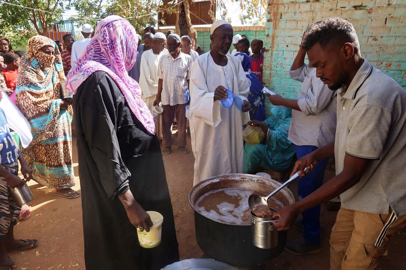 &copy; Reuters. FILE PHOTO: Volunteers distribute food to residents and displaced people in Omdurman, Sudan, March 8, 2024. Nearly five million people in the country are close to famine as Sudan's civil war passes the one-year mark. REUTERS/El Tayeb Siddig/File Photo