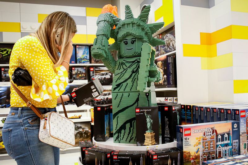 &copy; Reuters. FILE PHOTO: A customer shops in the 5th Avenue Lego store in New York City, U.S., September 28, 2021.  REUTERS/Brendan McDermid/File Photo