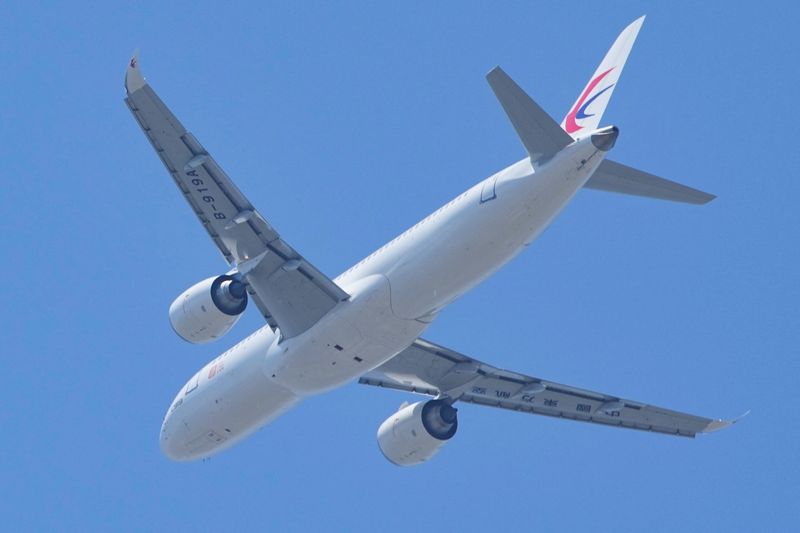 &copy; Reuters. FILE PHOTO: A Comac C919, China's first large passenger jet, flies away on its first commercial flight from the Shanghai Hongqiao International Airport in Shanghai, China May 28, 2023. REUTERS/Aly Song/File Photo