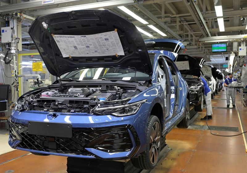 © Reuters. FILE PHOTO: The Volkswagen Golf is seen on a production line for the Golf VIII and Tiguan cars at VW's headquarters in Wolfsburg, Germany May 23, 2024. REUTERS/Fabian Bimmer/File Photo