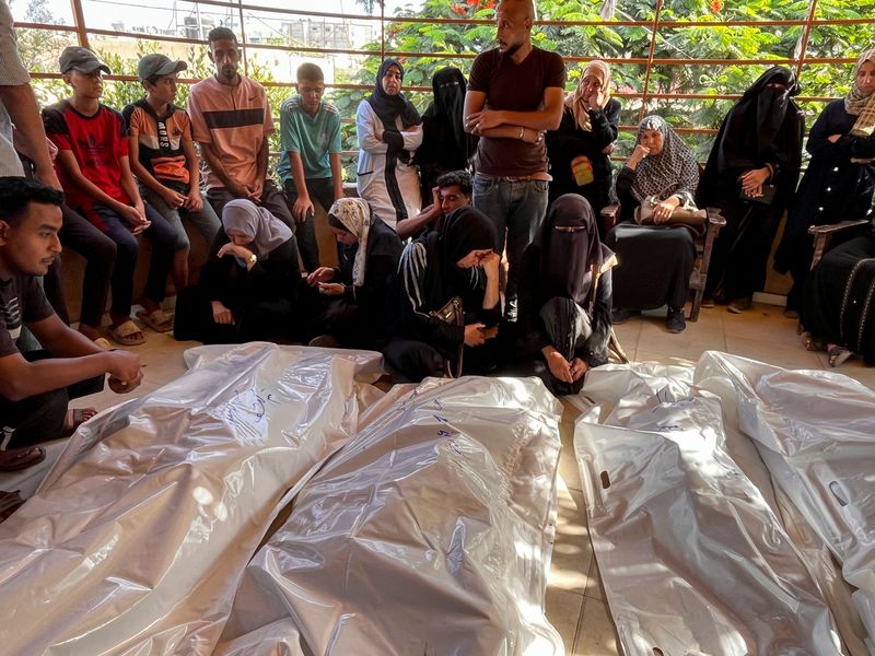 &copy; Reuters. Persone in lutto accanto ai corpi dei palestinesi uccisi dagli attacchi israeliani, nel corso del conflitto tra Israele e Hamas, all'ospedale Nasser di Khan Younis, nel sud della Striscia di Gaza, 28 agosto 2024. REUTERS/Hussam Al-Masri