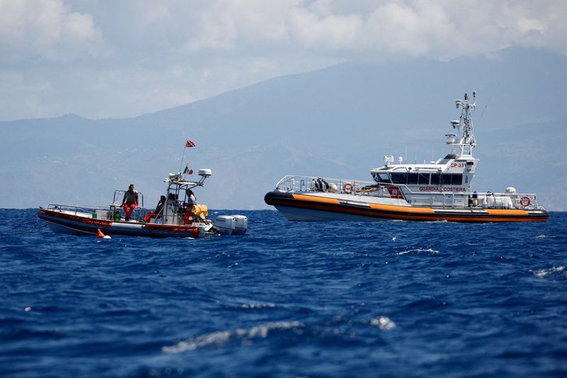 © Reuters. FILE PHOTO: Rescue personnel operate in search for the missing, including British entrepreneur Mike Lynch, in the area where a luxury yacht sank off the coast of Porticello, near the Sicilian city of Palermo, Italy, August 21, 2024. REUTERS/Guglielmo Mangiapane/File Photo