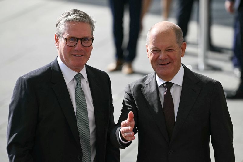 &copy; Reuters. German Chancellor Olaf Scholz reacts next to Britain's Prime Minister Keir Starmer as he arrives at the Chancellery in Berlin, Germany on August 28, 2024.     JUSTIN TALLIS/Pool via REUTERS