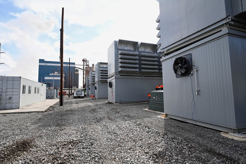 &copy; Reuters. FILE PHOTO: A group of buildings housing cryptocurrency miners sits in the foreground of a power generating station at the Scrubgrass Plant in Kennerdell, Pennsylvania, U.S., March 8, 2022. REUTERS/Alan Freed/File Photo