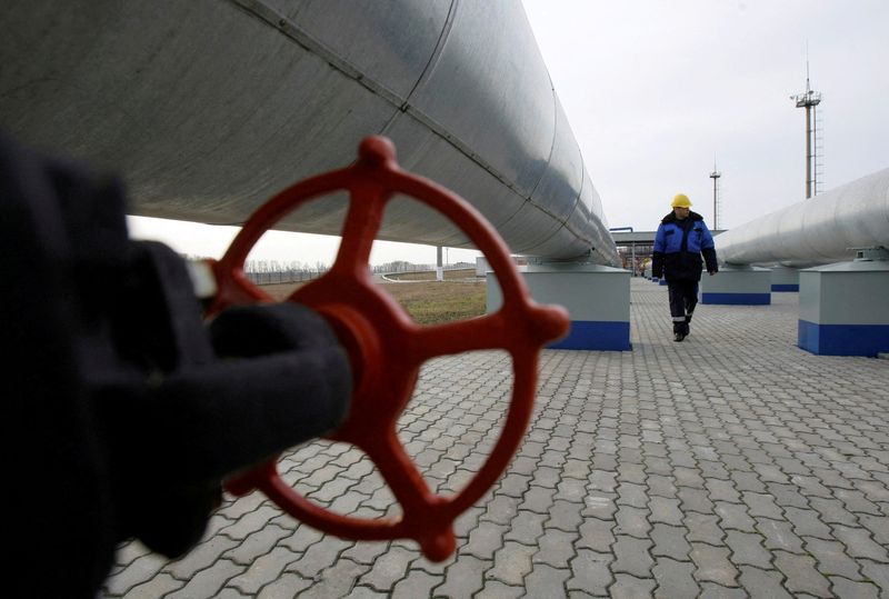 &copy; Reuters. FILE PHOTO: A Gazprom worker walks next to pipelines at a gas measuring station at the Russian-Ukrainian border in Sudzha near Kursk, some 500 km (311 miles) south of Moscow, December 5, 2008.   REUTERS/Denis Sinyakov//File Photo