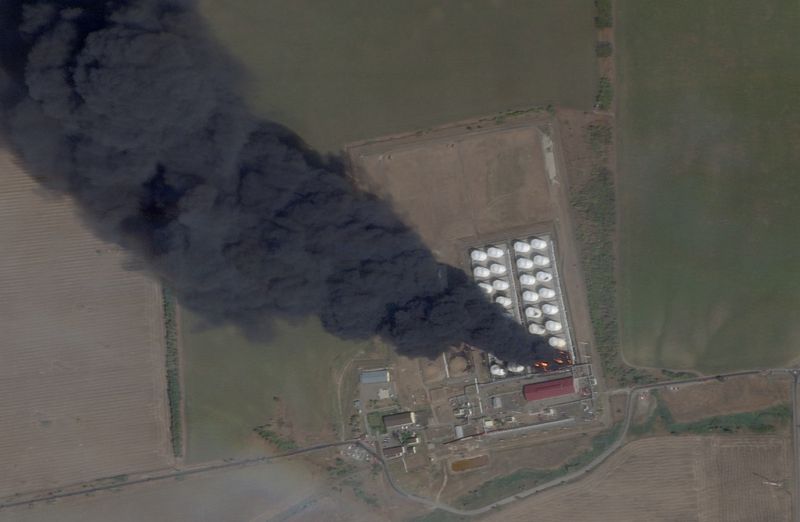 © Reuters. A satellite image shows smoke and fire rising from an oil depot, amid the ongoing conflict between Russia and Ukraine, at Astakhov in the Kamensky district, Rostov Region, Russia, August 28, 2024. 2024 Planet Labs Inc./Handout via REUTERS 