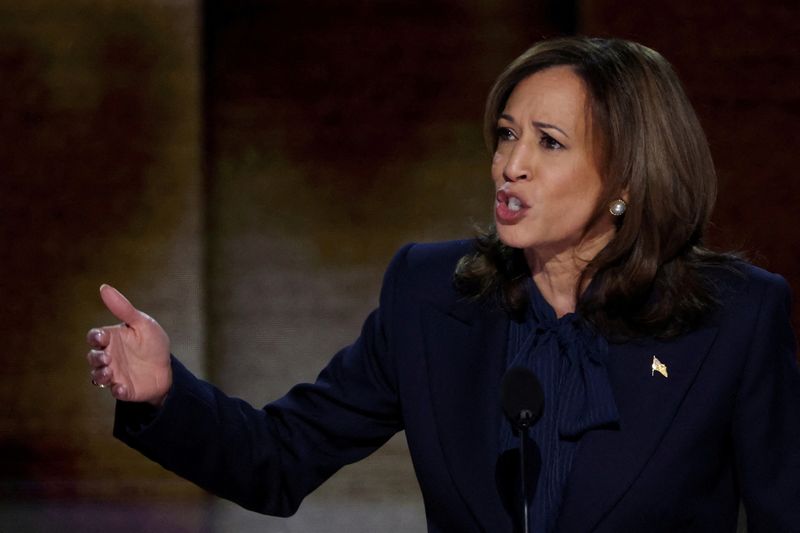 © Reuters. FILE PHOTO: Democratic presidential nominee and U.S. Vice President Kamala Harris takes the stage on Day 4 of the Democratic National Convention (DNC) at the United Center in Chicago, Illinois, U.S., August 22, 2024. REUTERS/Mike Segar/File Photo