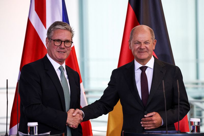 © Reuters. German Chancellor Olaf Scholz and British Prime Minister Keir Starmer shake hands during a press conference in Berlin, Germany, August 28, 2024. REUTERS/Liesa Johannssen