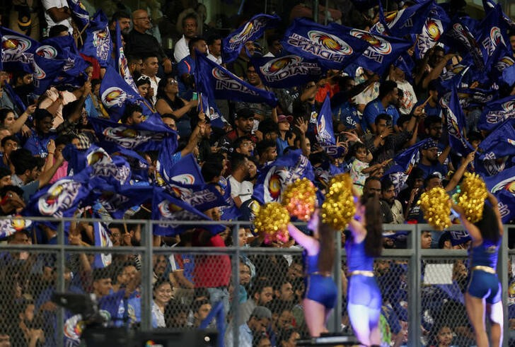 © Reuters. Indian Premier League- Mumbai Indians v Royal Challengers Bangalore- Wankhede Stadium, Mumbai, India - May 9, 2023. Mumbai Indians' fans celebrate during the match. REUTERS/Francis Mascarenhas  