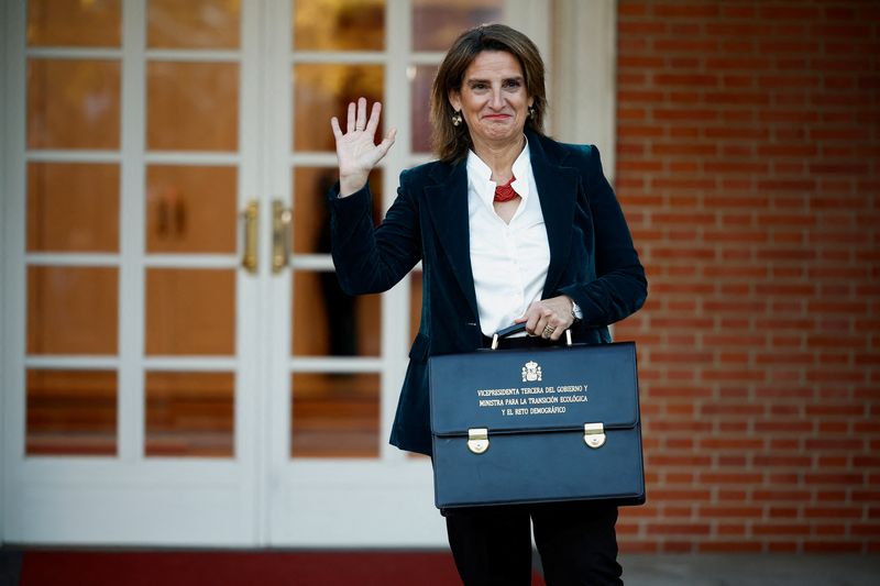 © Reuters. FILE PHOTO: Spain's newly-appointed Third Vice-President and Minister for Ecological Transition and Demographic Challenge, Teresa Ribera poses outside Moncloa Palace in Madrid, Spain, November 22, 2023. REUTERS/Juan Medina/File Photo