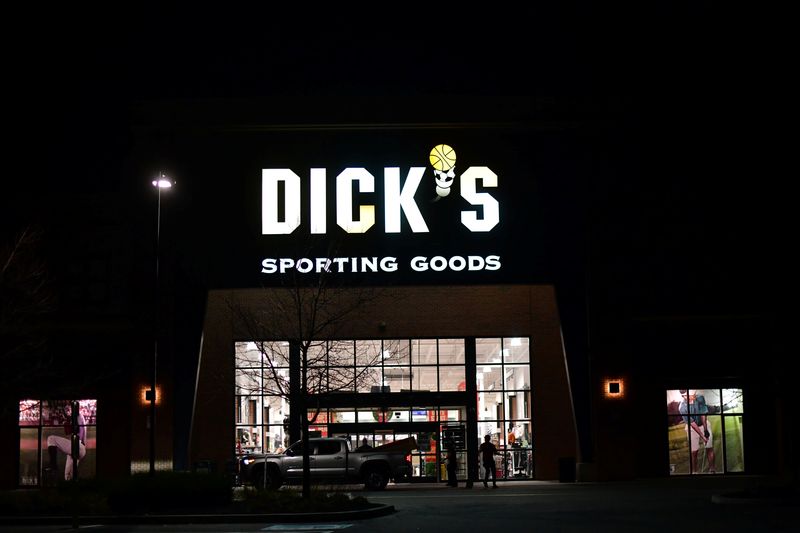 &copy; Reuters. FILE PHOTO: Shoppers load purchased merchandise into a truck outside a Dick's Sporting Goods store in Collegeville, Pennsylvania U.S. November 20, 2020. REUTERS/Mark Makela/File Photo