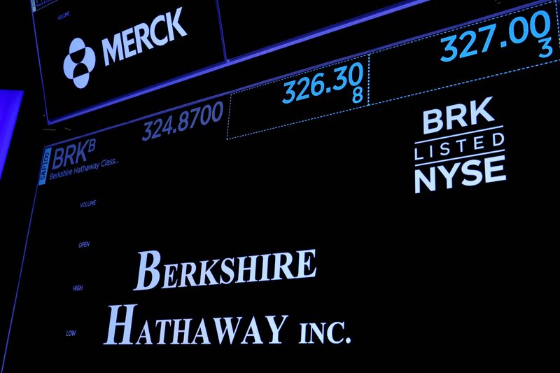 © Reuters. FILE PHOTO: Trading information and the logo for Berkshire Hathaway are displayed on a screen on the floor of the New York Stock Exchange (NYSE) in New York City, U.S., May 10, 2023. REUTERS/Brendan McDermid/File Photo