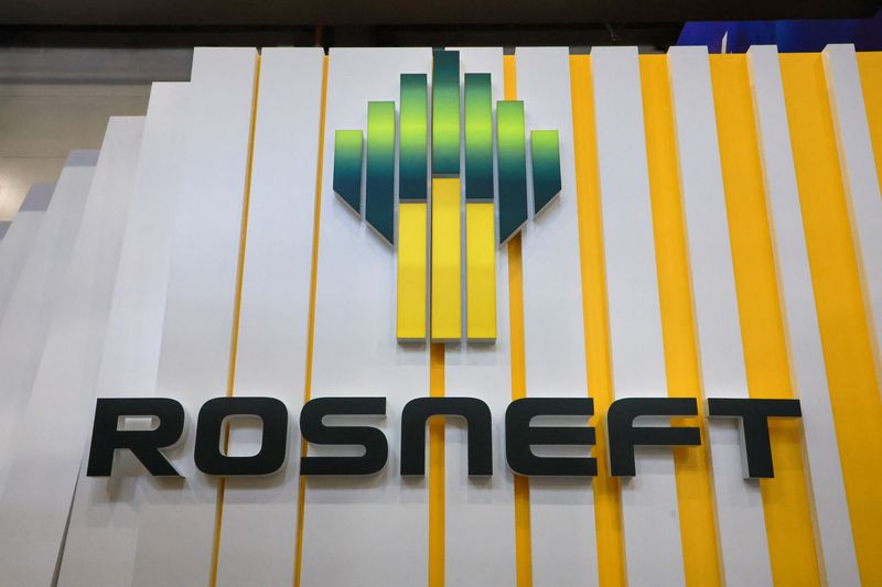 &copy; Reuters. Un tabellone con il logo del produttore petrolifero russo Rosneft al Forum economico internazionale di San Pietroburgo (SPIEF) a San Pietroburgo, Russia, il 5 giugno 2024. REUTERS/Anton Vaganov